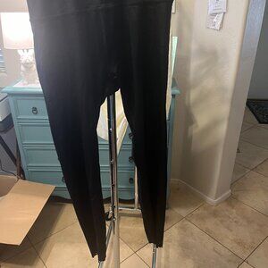 Beyond Yoga Legging-Black-Scalloped Trim at Ankle-XL-Gently Used